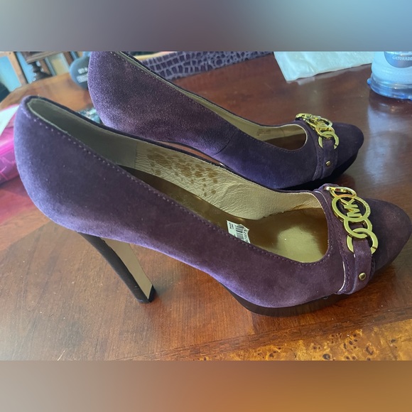 Michael Kors Purple, Black Suede Badass platform Gold MK pumps in size 7.5. - Picture 10 of 11